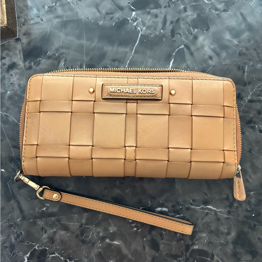 Michael Kors Vivian Leather braided Zipped Wristlet in Peanut